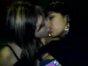 Lesbianas borrachas se besan rico