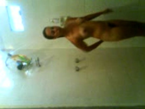 Coloca camara oculta en el baño y graba a su prima bañandose