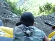 Una rica cogida en el cuatriciclo, con paisaje y todo