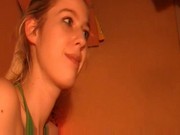 Garganta profunda de una joven rubia