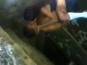 Graban sin que se den cuenta a chavita cogiendo con su novio