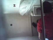 Grabando a su prima con camara oculta en el baño