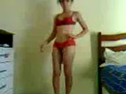 Mi morra desnudandose y bailando para mi