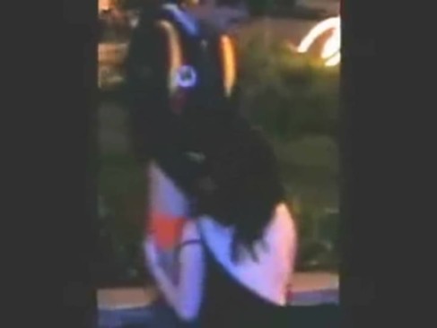 Pillan a pareja cogiendo en el parque por la noche