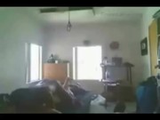 Gritona gonzando full a dos morenos