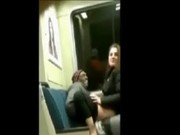 Desconocidos cogiendo en el metro