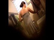 Camara oculta: Mi cuñada en el baño!
