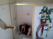 Se van a cojer en el baño durante una fiesta