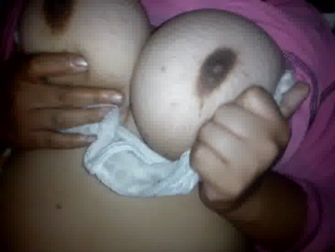 Mi esposa esta cachonda, tiene unas chichis redonditas y un panochon!