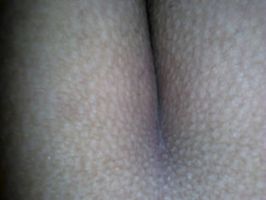 Se le eriza la piel cuando la cojo por el culo uffff