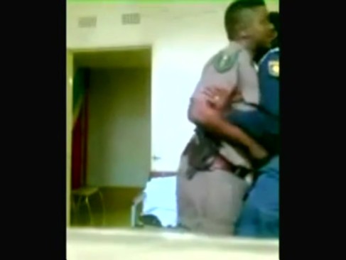 Pareja de policia cojen rapidin en la comisaria