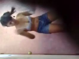 Camara escondida graba a morra cambiandose de ropa