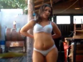 Chica caliente baila y se desnuda uff