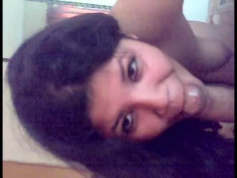 Colegiala de 18 añitos mamando verga