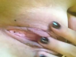 Deliciosa jovencita se desnuda y toca la panochita