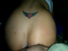 Que rico mueve su culote al coger en el coche
