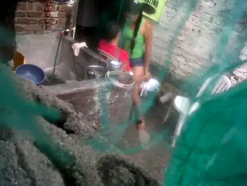 Parejita cachonda pillada cogiendo en el patio