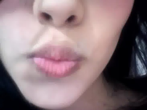 Hermosa morrita mostrando sus chichis por cam