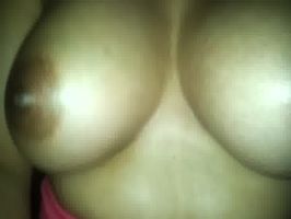 Latina con ricas chichotas montando verga