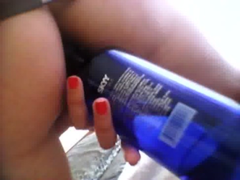 Rica flaca picandose el culito con una botella