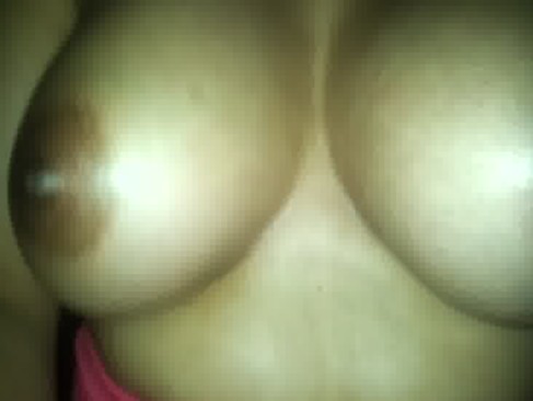 Latina con ricas chichotas montando verga