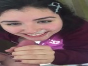 Le dejan los mecos en la cara y sonrie