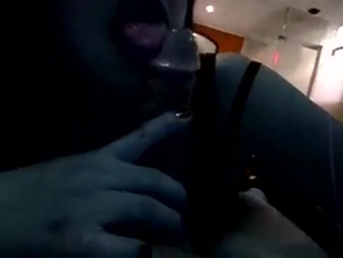 Ella dandome una rica y complaciente mamada