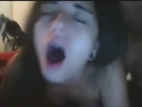 Ademas de mamadora, la putita lo disfruta y hasta le da un orgasmo!