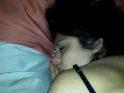 Primera vez por el culo a mi morra y le sale mie..