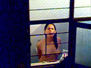 Su hermana lo pilla mientras el la espiaba en la ducha