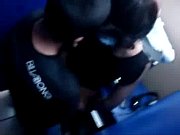 Pillados teniendo sexo en cabina de internet