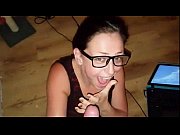 Morra con lentes tragando leche como profesional Morra con lentes tragando leche como profesional