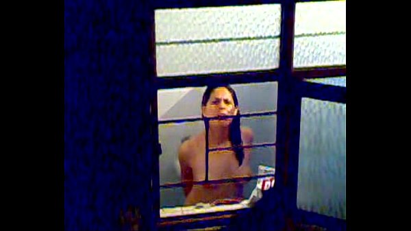 Su hermana lo pilla mientras el la espiaba en la ducha