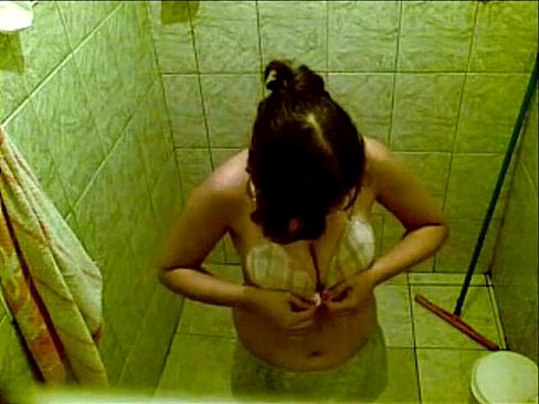 Espiando a mi cuñadita en la ducha por morbo