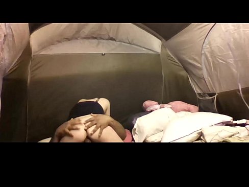 Cachonda mexicana se mete al campamento de su maestro a coger