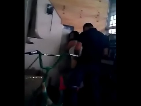Le dijo a un amigo que lo grabe mientras se cojia a su compañera