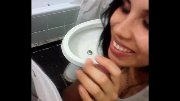 Angelica guapisima morra comiendo verga en el baño