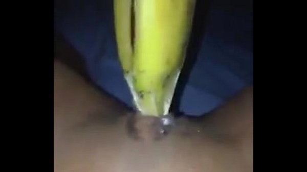 Novia gritona gime cuando se masturba con banana verde