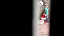 La pillaron dando una mamada en publico La pillaron dando una mamada en publico