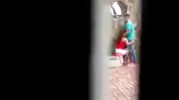 La pillaron dando una mamada en publico
