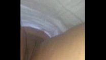 La graban debajo del vestido y esta sin calzones (Upskirt)