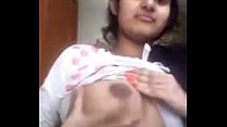 Tiene carita inocente pero ensena sus tetotas