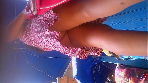 Morrita en minifalda y sin calzon (Upskirt)