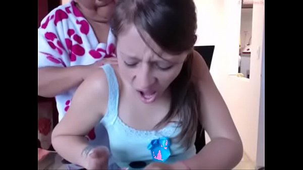Flaca se masturba con su madre cerca