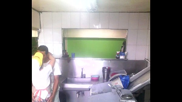 Calienta a su compañera y se la coje en el trabajo