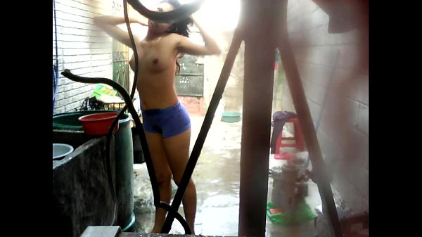 Espiando a mi cuñada desnuda mientras se baña