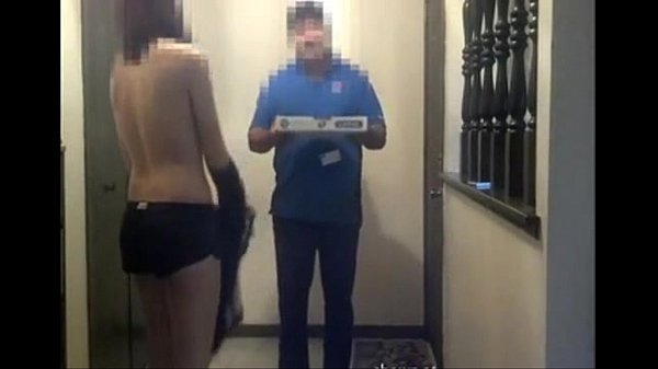 Putita se le ofrece al repartidor de pizza