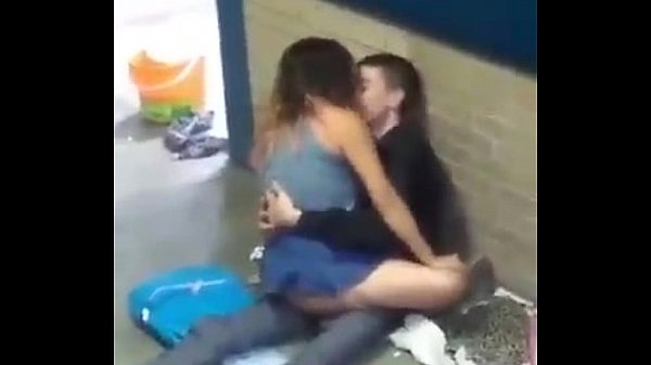 Parejita de cachondos grabados cogiendo en la escuela