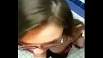 Chica con lentes cogiendo en bano de Walmart Chica con lentes cogiendo en bano de Walmart