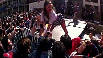 Putitas vestidas de colegiala bailan en tarima